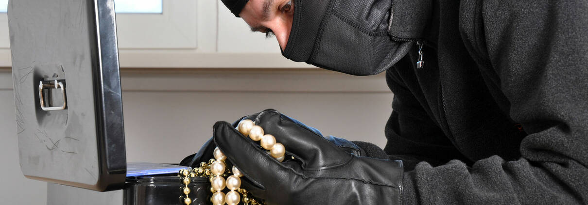 Einbrecher Schmuckkassette